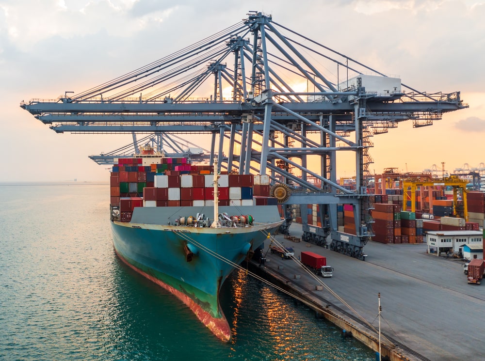 container-ship-global-business-freight-import-expo-2023-11-27-05-31-46-utc (1) (1)-min